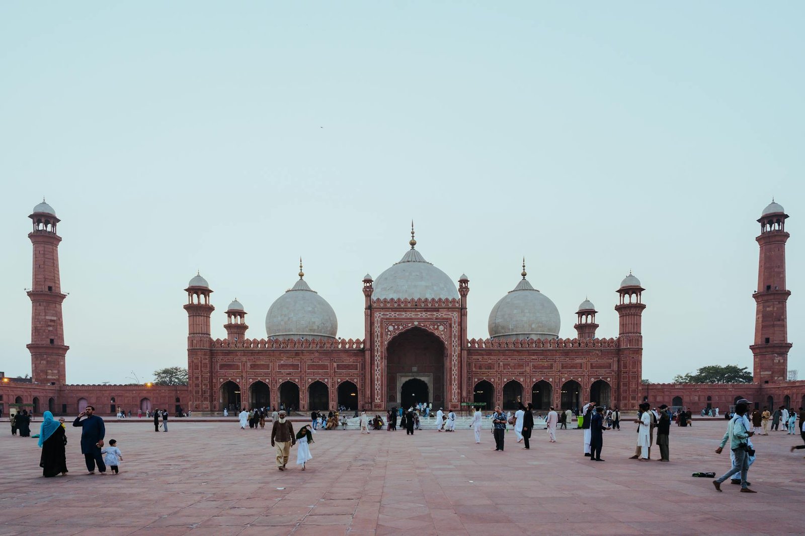 the badshahi mosque in pakistan